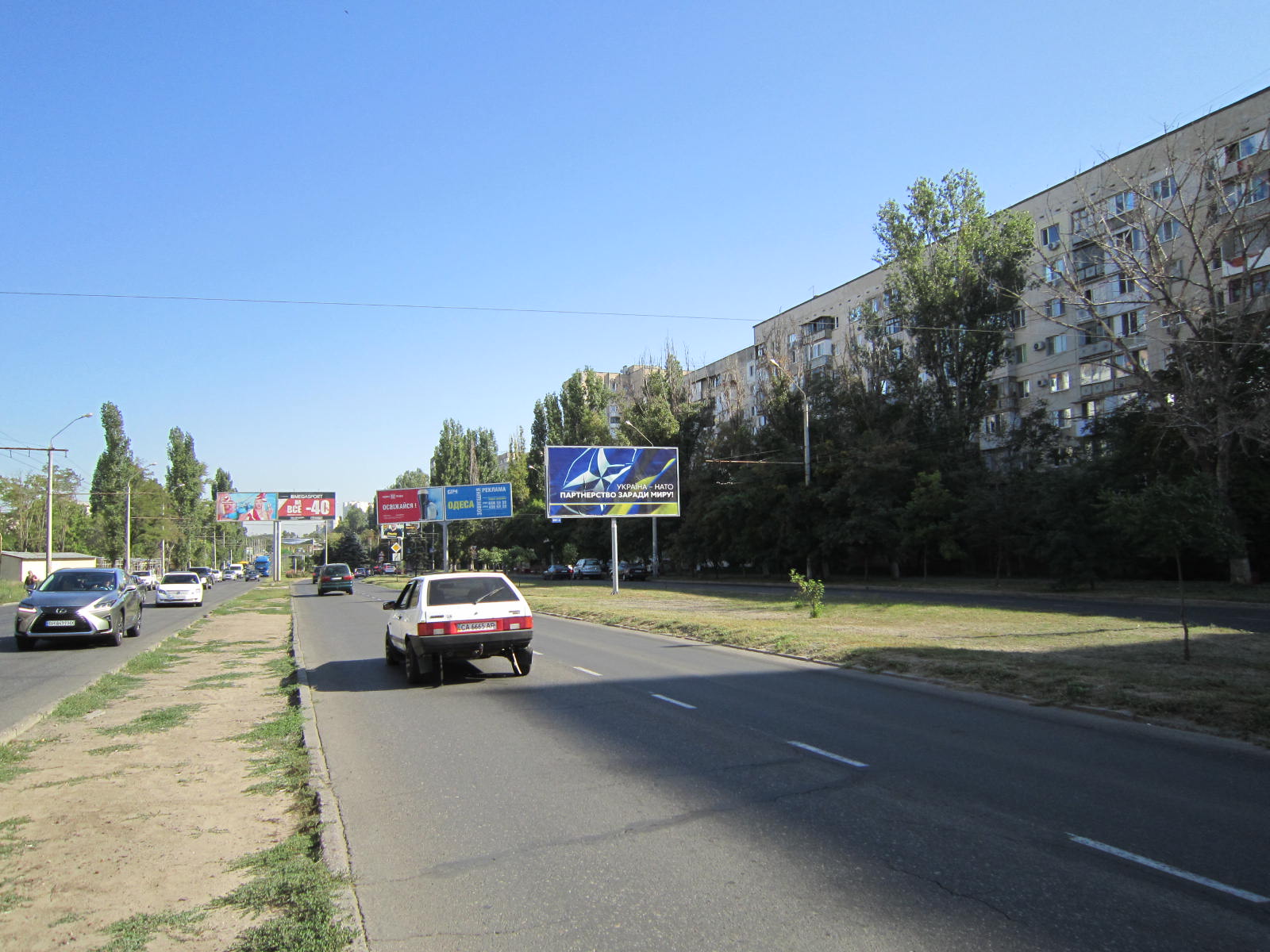 Фото рекламної площини  просп. Маршала Жукова (навпроти дому 91) на роздільній смузі