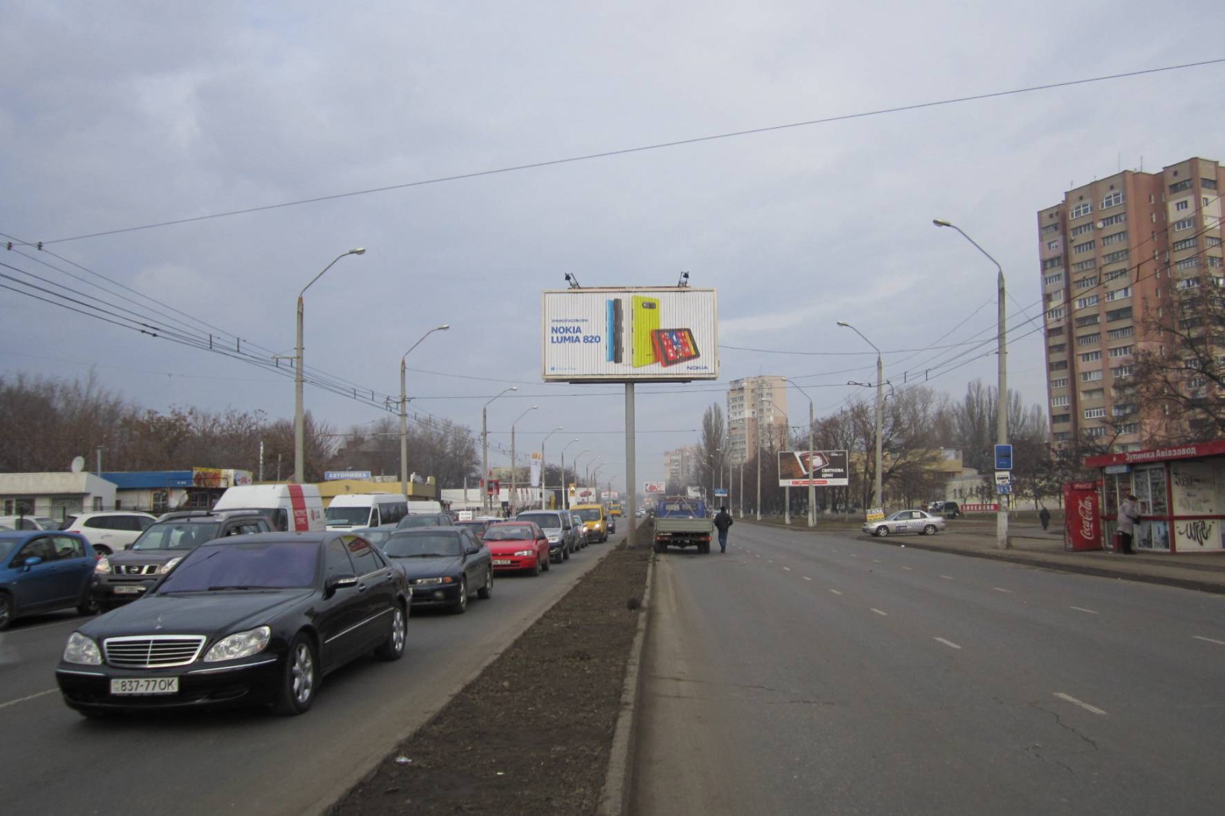 Фото рекламної площини  просп. Маршала Жукова, 47 (на роздільній смузі, в місто, призма)