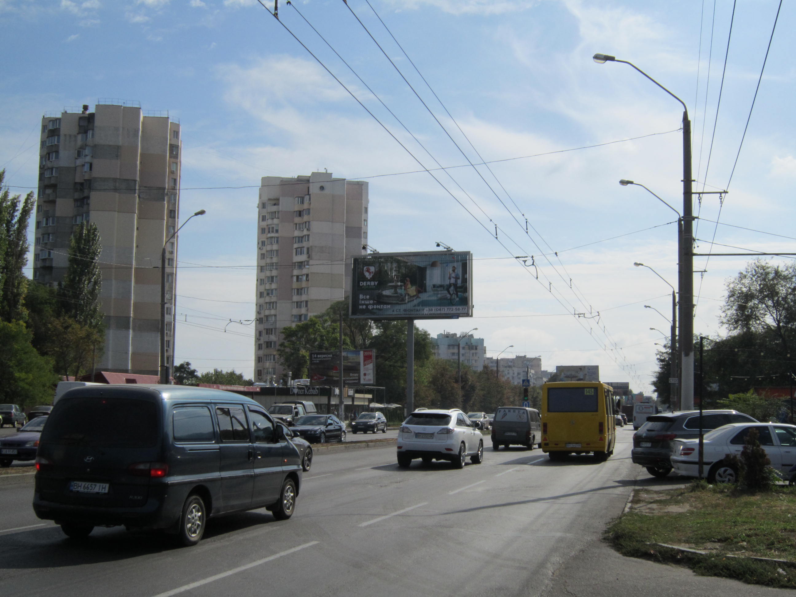 Фото рекламної площини  просп. Маршала Жукова, 47 (на роздільній смузі, з мііста, призма)