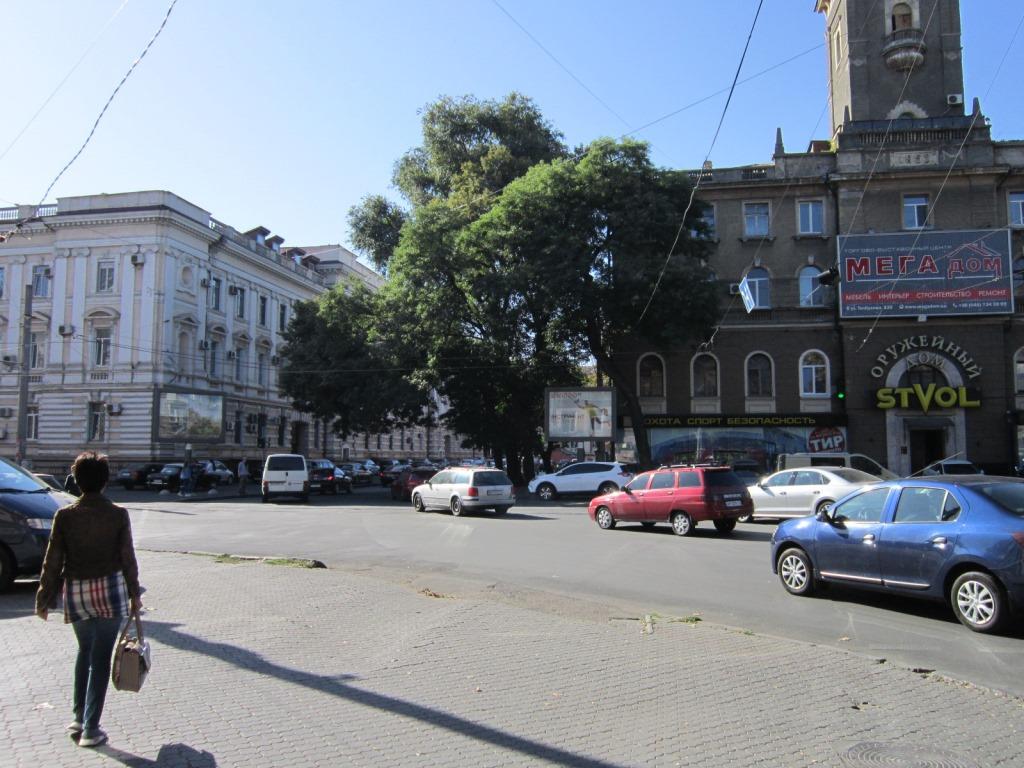 Фото рекламної площини  вул. Рішельєвська, 73 - пров. Привокзальний (збройовий дім)
